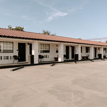 The Cowboy Motel Camp Wood Exterior foto