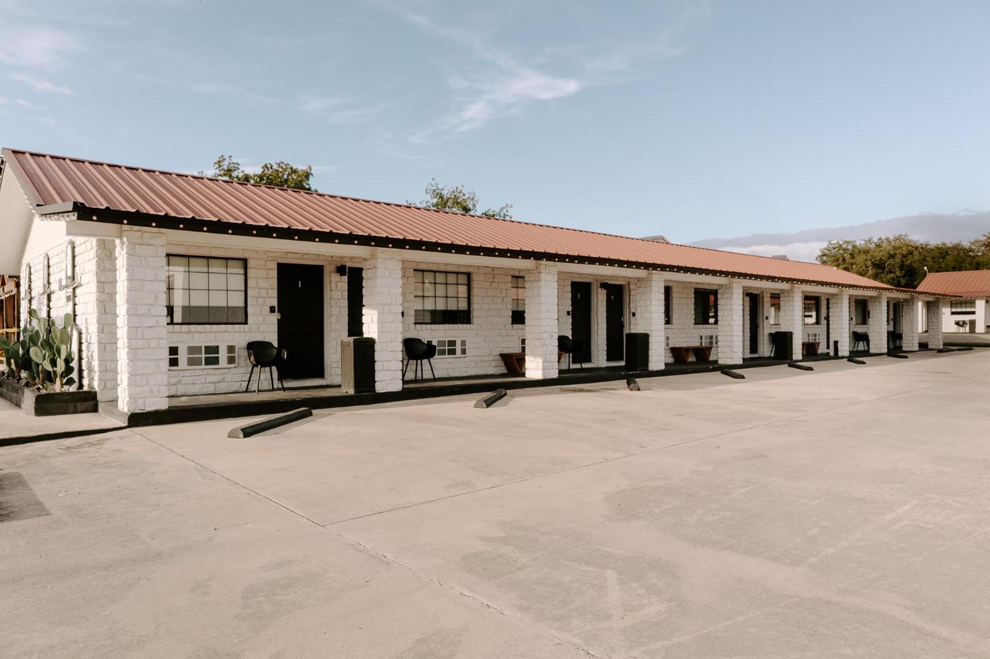 The Cowboy Motel Camp Wood Exterior foto
